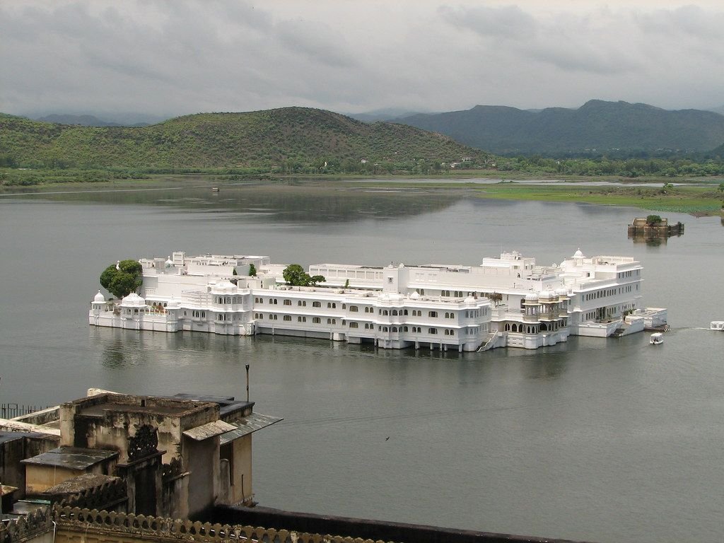 Lake Palace in the middle of Lake Pichola